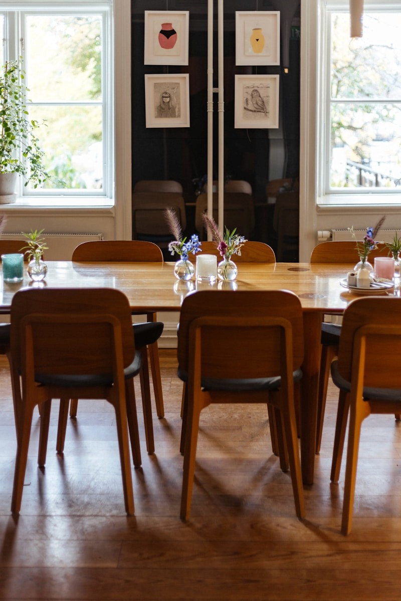 Warmer, einladender Veranstaltungsraum mit gedecktem Tisch